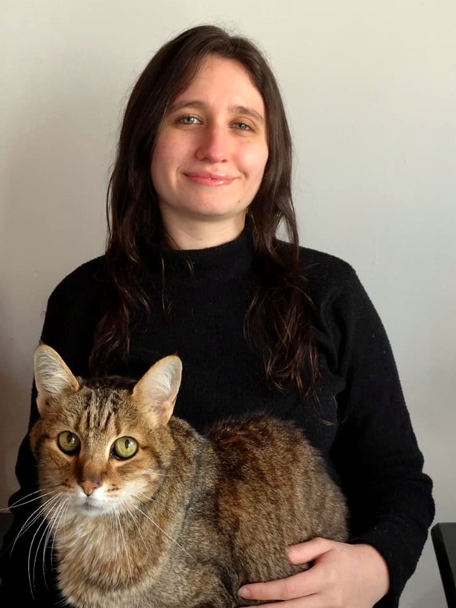 Micaela Digruttola sentada con Simba, su gato, en la falda